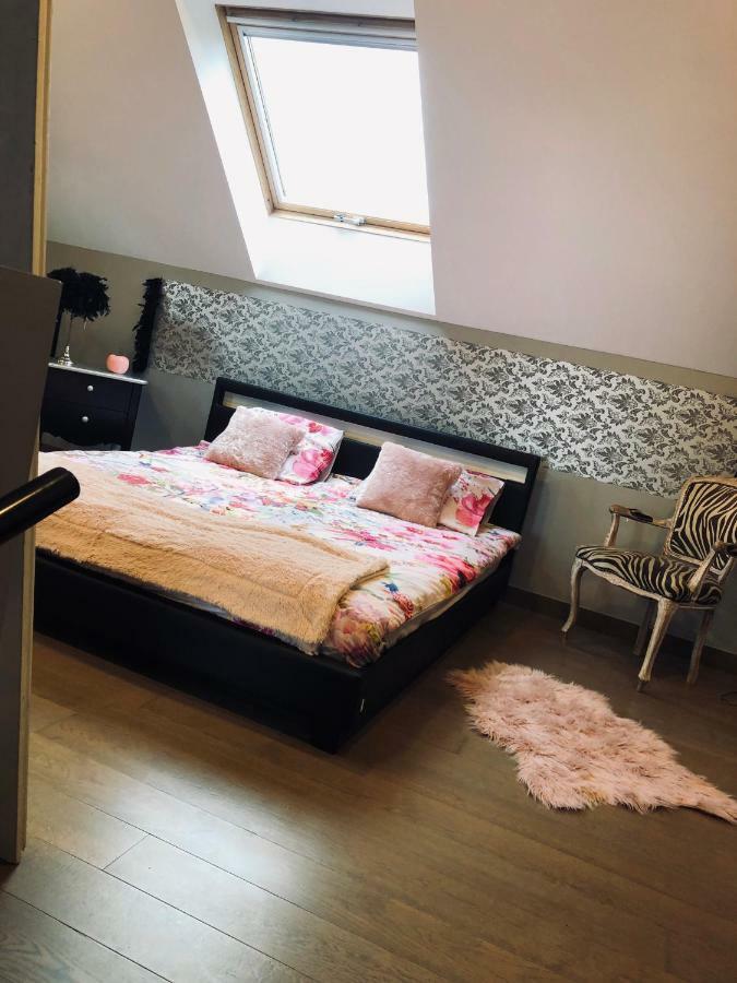 Loft D Isa Avec Wifi Netflix Gesves Exterior photo